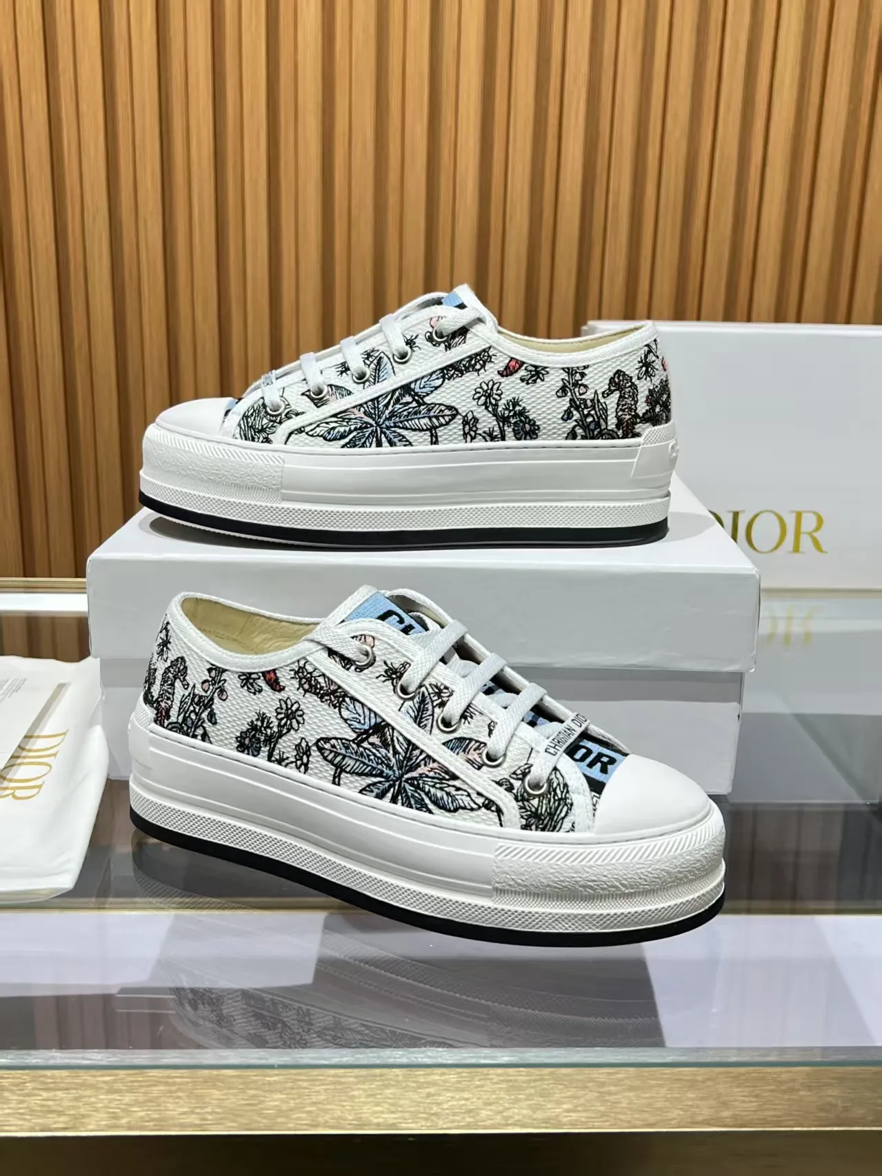 Factory direct sales p520🐘🐘Women's shoes Women's clothing 2025 Walk'n'Dior embroidered mid-top casual shoes are new. On the fashion stage, Dior embroidered shoes are the well-deserved protagonist. Delicate stitching is used on the upper, every stitch is devoted to the craftsman's efforts, and every thread is woven with artistic poetry. From complex floral patterns to smart geometric textures, embroidery is like the magic that gives shoes life, allowing them to show dynamic beauty even in static conditions.   Wearing Dior embroidered shoes feels like stepping into a dream world full of art. It is not only a pair of shoes, but also a walking piece of art that perfectly integrates fashion and culture. Whether you are strolling on the bustling city streets or attending important social occasions, Dior embroidered shoes can add unique charm to your style and become the focus of everyone's attention.   Choosing Dior embroidered shoes means choosing a persistent pursuit of quality and a unique understanding of fashion. Let it accompany you through every wonderful moment and leave your own fashion mark.  Material: Sheepskin lining, feet, silk cowhide, size 35-41, heel height 5cm